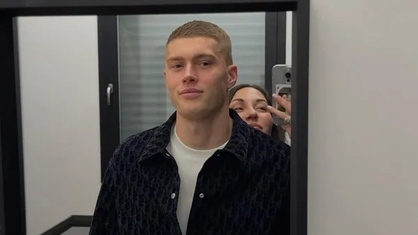 Кохана Довбика засвітила красуню, яка приходить щодня до паркану – на неї всі збираються подивитися