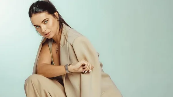 Неповторимая партнерша Усика посветила фигурой в элегантном наряде – красота сводит с ума