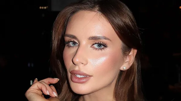 Сексапільна пасія зірки Динамо роздяглася до крихітного бікіні – зухвала леопардиця старша за нього