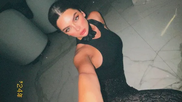 Воротар Зорі надкрутий у романтиці: його кохана насолоджується королівським букетом