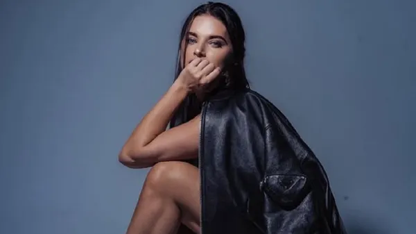 Эффектная жена Усика стильно вышла в свет и поразила цветущим видом – невероятная грация