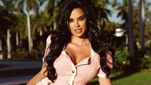 Безсоромна фанатка футболу тотально ігнорує бюстгальтер – її відвертість стала хітом мережі