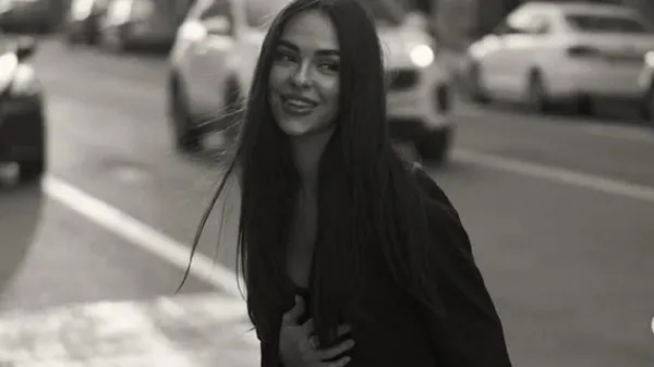 Витончена краса та бездоганний стиль: дівчина Шапаренка заворожує привабливими рисами обличчя