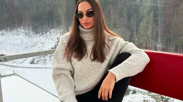 Модный отдых: очаровательная любка Путри в Испании возле моря и яхт