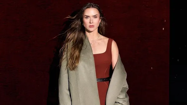 Світоліна стала обличчям нового кампейну Гасанової: у звабливому міні та рельєфному корсеті