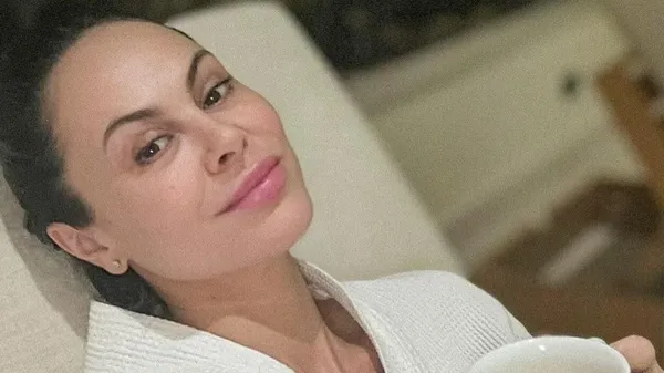 Экс-супруга Кличко развлекается на модной вечеринке в Кельне: обнажила плечи в роскошном образе