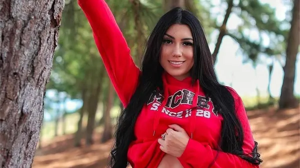 Найспекотніша фанатка Колумбії вирішила остудитися у ванні з молоком – вогняний кадр