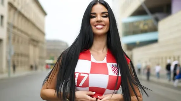 Пышногрудая Мисс Хорватия флиртует сочными ягодицами в стрингах – много огня для миллионов фанов