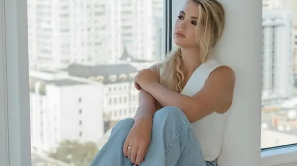 Фантастична партнерка зірки Динамо насолоджується розкішною естетикою – її грація перехоплює подих