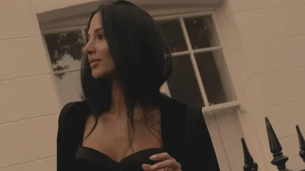 Прозрачный намек: возлюбленная футболиста засветила соблазнительный бюст в откровенном луке