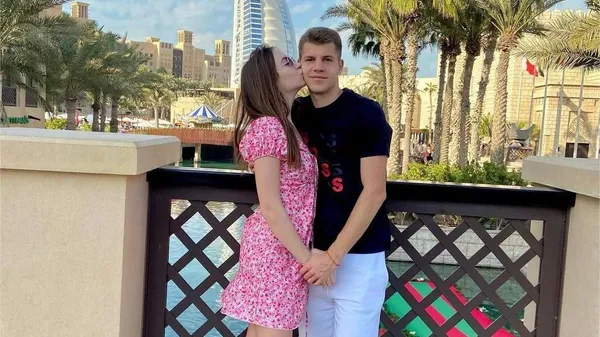 Влюбленные голубки: пассия Сарапия показала общее фото с мужем – однако что-то он очень серьезный