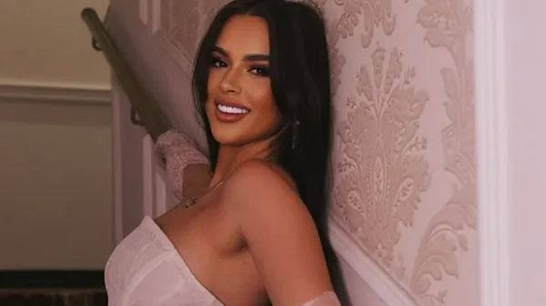 Нотка Голлівуду: епатажна дівчина гравця Динамо проігнорувала білизну заради гарячого образу