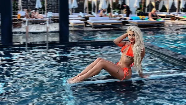 Грайливий хавбек Велетень: гравець стискає та пестить сідниці своєї білявки у пристрасному кадрі