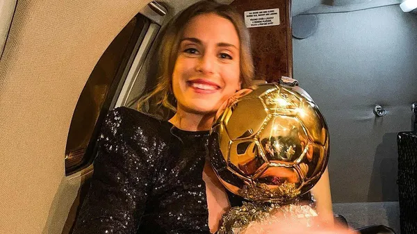 Сексуальна та успішна футболістка оголилася для культового моменту – творить історію