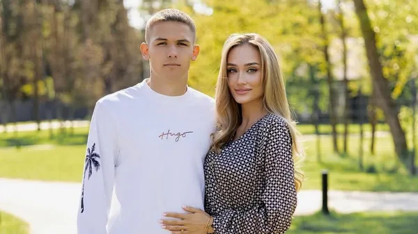 Романтика, море і вірний друг: наречена Сікана поділилася милим моментом