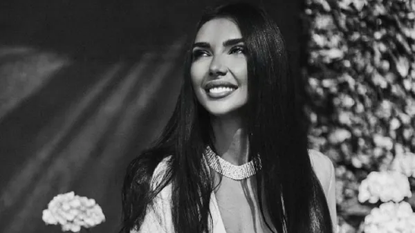 Розкішна муза екс-футболіста збірної України вражає елегантністю та стилем – вона завжди на висоті