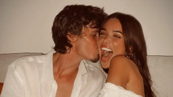 Соблазнительная девушка сына Бекхэма копирует невесту Безоса: только в бюстгальтере и пиджаке – все на показ