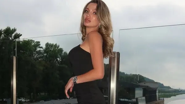 Епатажна колишня Жерсона показала свої принади у відвертому міні – фігура, зводить з розуму