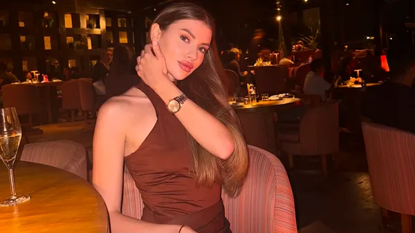 Обраниця Танковського звабливо позувала на нічному пляжі – гарячі фото під місяцем