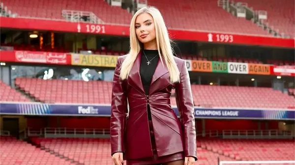 Гаряча дружина Бондаря на обкладинці популярного журналу в зухвалому міні – рівень спеки зашкалює