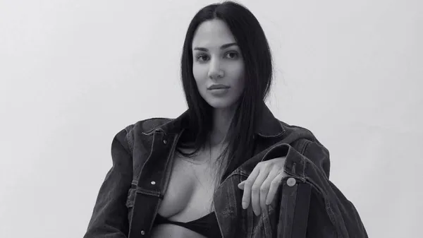 Жена Ареолы – опасный финт: стройные ноги, осиная талия и обольстительный пост, взорвавший сеть