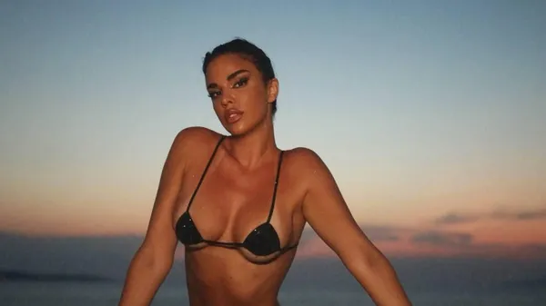 Найсексуальніша фанатка футболу осідлала велосипед так, що в Лос-Анджелесі стало ще спекотніше