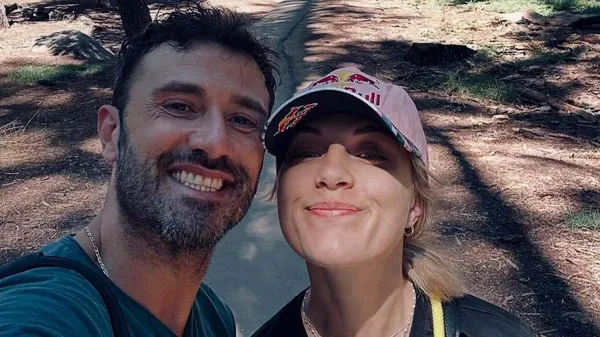 Наречений Харлан демонструє рідкісні фото з коханою – веселі та не дуже: "Не розмовляли 9 годин"