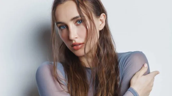 Різатдінова роздягнулась заради моди: українська чемпіонка відкрила показ у спокусливому образі