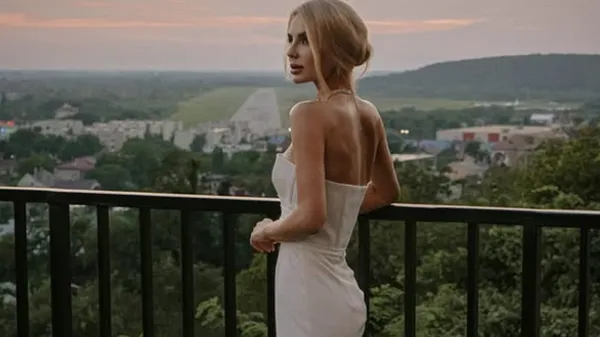 Витончена краса: розкішна кохана гравця Полісся роздала стилю в Римі – ідеальність в кожній деталі