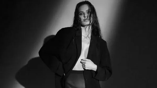 Неповторна фітнес-тренерка оголила розкішні груди у звабливій фотосесії – розпалює вогонь