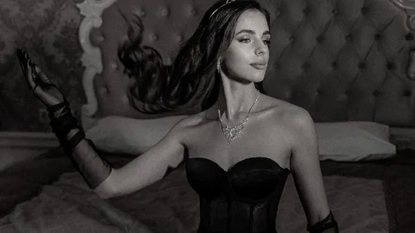 Чарівна сестра українського футболіста в ефектній сукні демонструє підтримку після важливої події