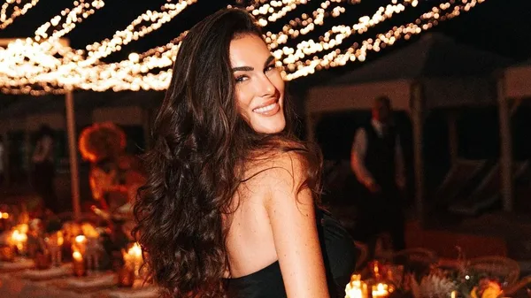 Зірковий італійський мотогонщик не поспішає з весіллям: гаряча брюнетка народила йому вже 2 доньки