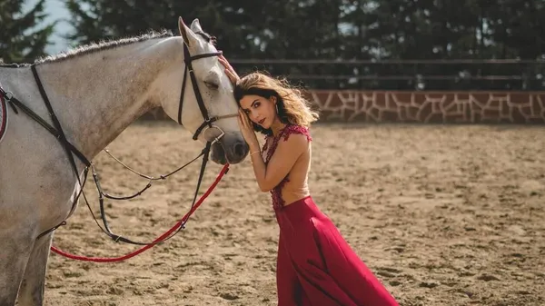 Зірковий бомбардир АПЛ спокусився на чари неперевершеної акторки – обітниця життя в Альпах