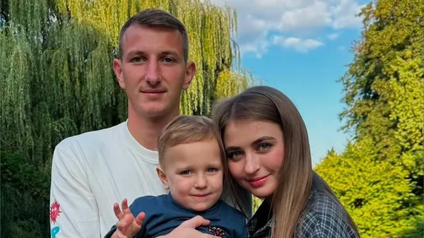 Різники привітали сина з триріччям: обраниця футболіста показала сімейний архів щасливих моментів