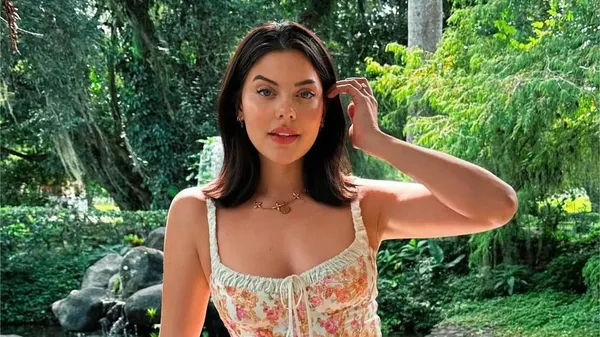 Возлюбленная Фаэррона продемонстрировала сочные формы в купальнике после родов – нежит дочку на солнце