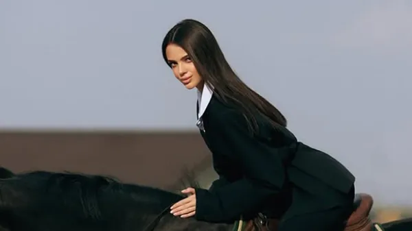 Божественна постать: вродлива пасія оборонця Руху блиснула стрункими ніжками у привабливому образі