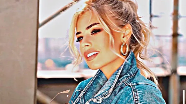 Донька Зінченка з пляшкою з-під пива: Лею курйозно хитає на пляжі – оце так відео для тата