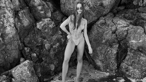 Витончена дівчина українського футболіста зачаровує фантастичним виглядом на елітному курорті