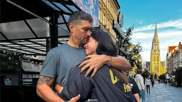 Усик припал к груди жены в Испании: какие сочные кадры – до сих пор столь влюбленные и молодые