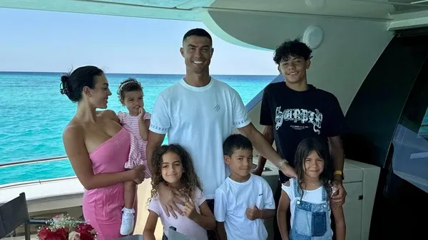 Фото сина Роналду одразу з трьома гарячими кралями підірвало мережу: "Деякі жінки не знають сорому"