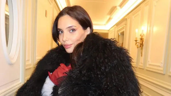 Гены дали сбой: Сара Гюндоган показала детские фото и удивила фанатов