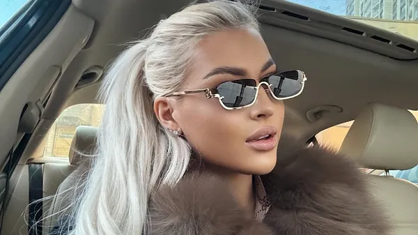 Спокуслива та елегантна: обраниця Велетня приміряла образ звабливої вчительки