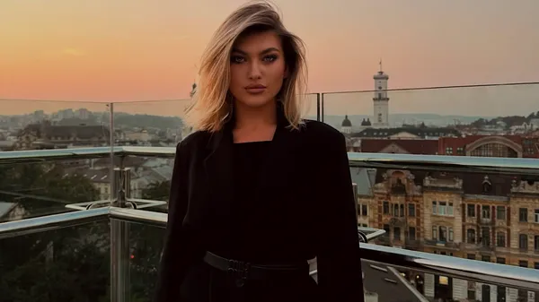 Фанатка з характером: пасія Притули обрала "пацанячий" лук на матч – Рух мінімально поступився