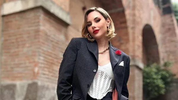 Пишногруда білявка збільшує рейтинги на матчах ЛЧ – ведуча звабила боса клубу сексуальними формами