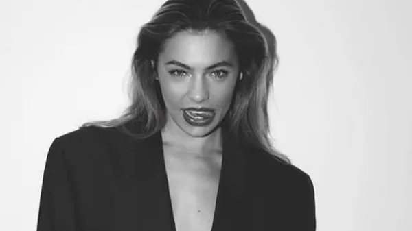 Сексапильная конькобежка зажгла пляж: горячее декольте и загар не оставили шансов воображению