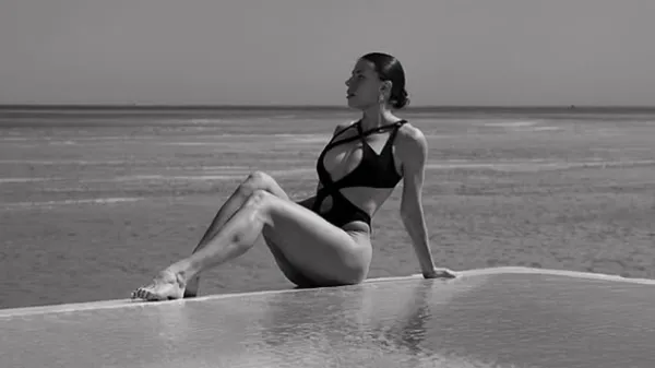 Бех-Романчук звабливо завойовує португальські дюни – кадри ідеальної фігури захоплюють