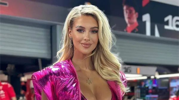 Горячая фанатка Тома Брэйди поделилась подборкой пикантных снимков – везде тулит свой железный пресс