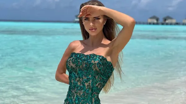 Пристрасна дружина зірки Олександрії розбурхує фантазію відкритим декольте та бокалом ігристого