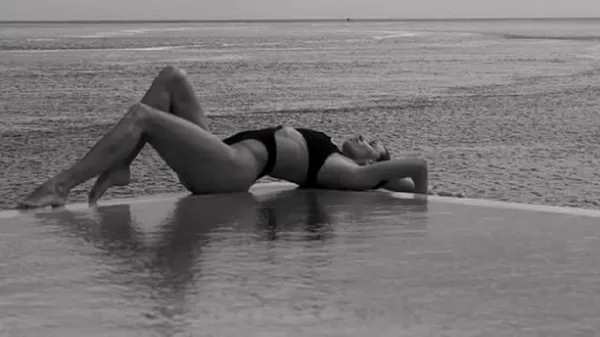 Соблазнительная и безупречная: Бех-Романчук подогрела сеть архивными кадрами в дерзком купальнике