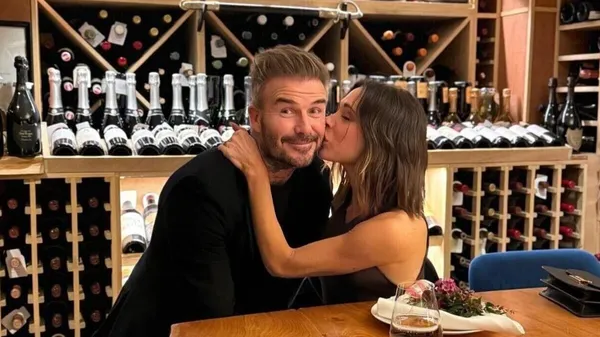 Бекхеми відвідали гала-вечір у Луврі: розкішні образи вражають уяву – довгий шлейф і метелик